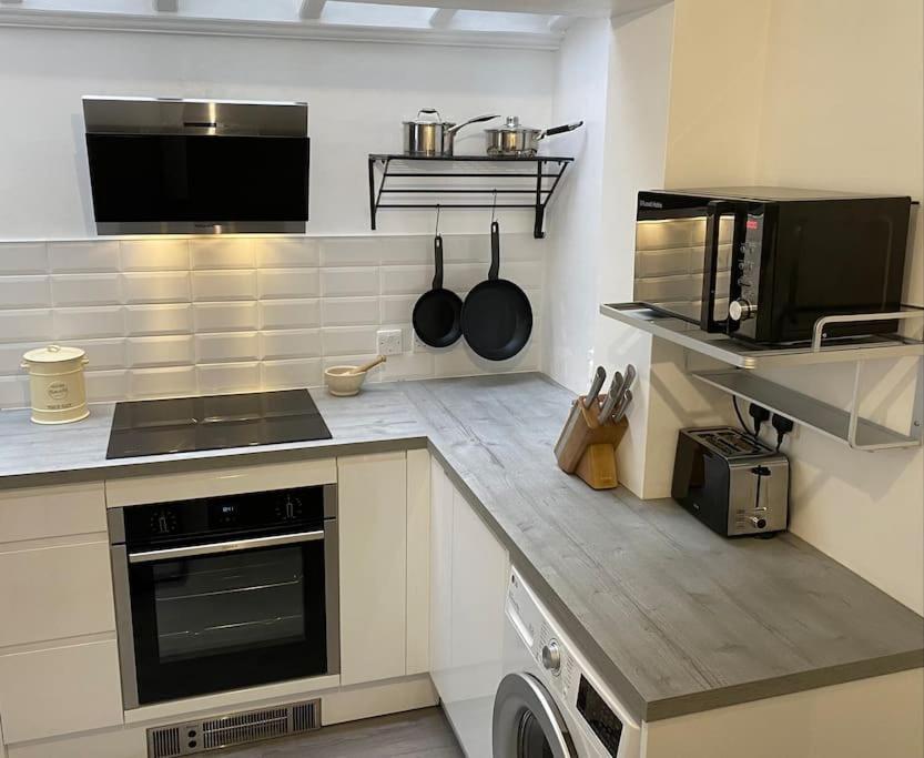 Windsor Cottage: Cosy, Charming, Full Of Character Экстерьер фото